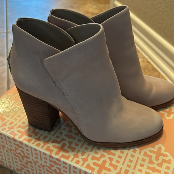 Women’s ankle boots in size 8 1/2. - Picture 2 of 9